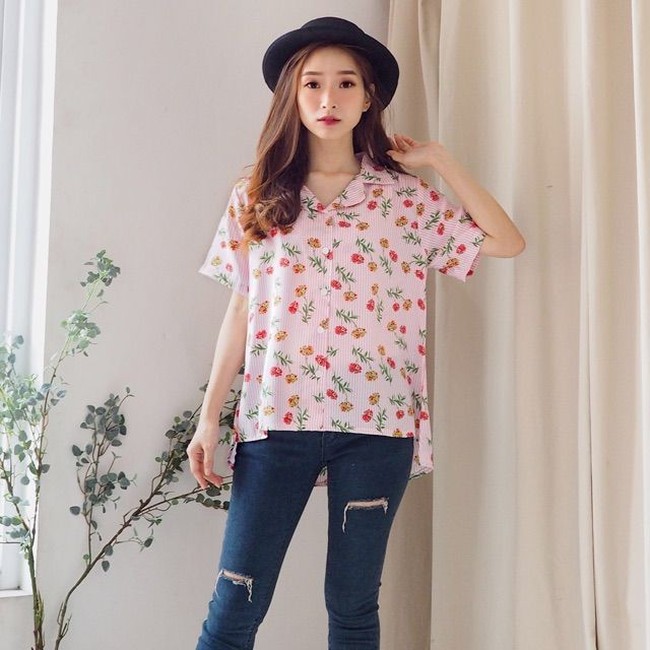 Pilihan kemeja pendek pun dapat ditemukan di Eclaire Shop. Busana bermotif bunga-bunga dan punya warna cerah ini pun bisa membuat tampilan lebih manis. Lundy Shirt berikut dapat dibeli seharga Rp 95 ribu. Foto: Shopee