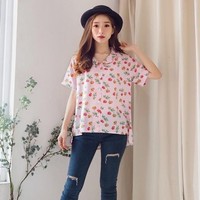 Pilihan kemeja pendek pun dapat ditemukan di Eclaire Shop. Busana bermotif bunga-bunga dan punya warna cerah ini pun bisa membuat tampilan lebih manis. Lundy Shirt berikut dapat dibeli seharga Rp 95 ribu. Foto: Shopee