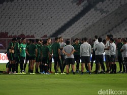 Latihan dipimpin langsung oleh Simon McMenemy. Menurutnya pertandingan besok bakal menjadi laga spesial. Apalagi, duel Timnas dengan Malaysia tersebut bukan sekadar mencari kemenangan atau poin, namun menjadi adu gengsi. 