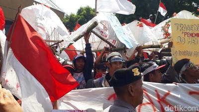 Bawa Keranda Mayat, Warga Pasuruan Tolak Relokasi