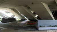 Lokasi taman yang terlindung dari sinar matahari karena berada di kolong Jembatan Semanggi tersebut membuat area itu jadi sasaran warga untuk beristirahat.