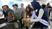 Para petugas terus menyapa dan membantu para penumpang.