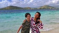 Sedangkan ini fotonya saat berada di Gili Layar. (farahquinnofficial/Instagram)