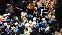 Sejak memasuki musim kemarau tiga bulan lalu warga setempat kesulitan mendapat air bersih dan hanya mengandalkan bantuan dari pemerintah maupun donatur. Foto: ANTARA FOTO/Anis Efizudin
