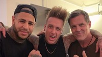 Selain itu pemeran Thanos tersebut juga menyaksikan Papa Roach tampil dan berfoto bersama vokalisnya, Jacoby Shaddix. Dok. Instagram