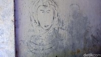 Di ruangan yang lain terdapat gambar-gambar coretan arang yang melukiskan dua orang wanita telanjang dengan dilengkapi tulisan cewek. Selain itu, ada gambar wajah wanita berkerudung. Ada pula coretan-coretan kata di sana. Salah satunya adalah Karti, rupane seperti Gondoruwo.