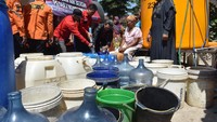 Bantuan air bersih itu disalurkan dan ditampung di tempat penampungan air di desa/wilayah kekeringan untuk disalurkan kepada warga yang membutuhkan. Foto: ANTARA FOTO/Siswowidodo