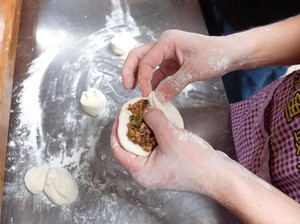 Anak Kecil Ini Bikin 500 Bakpao Tiap Hari untuk Bantu Orangtuanya
