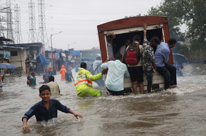 People wade through a flooded road after a heavy rainfall in Mumbai, India, September 4, 2019. REUTERS/Francis Mascarenhas