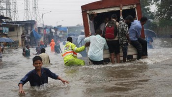 #9. Mumbai, India. Tingkat tenggelamnya kota terbesar di India ini tercatat sebesar 2 milimeter setiap tahunnya. Pemompaan air tanah dan naiknya permukaan air laut merupakan penyebab cepat tenggelamnya Mumbai. Foto: REUTERS/Francis Mascarenhas