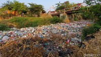 Jenis sampah yang menumpuk bermacam-macam, mulai sampah plastik, kayu, sisa tumbuhan, hingga styrofoam. (Isal Mawardi/detikcom)
