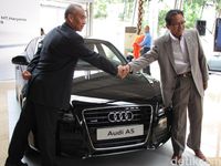 Gunadi Sindhuwinata dan Soebronto Laras dalam peluncuran Audi A5 2 April 2009 lalu.