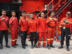 Bukan Cuma Bertarung Lawan Api, Pemadam Lakukan Ini Selamatkan Hutan