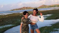 Terlihat dalam Instagramnya, dia tidak sendiri namun bersama putranya. (farahquinnofficial/Instagram)