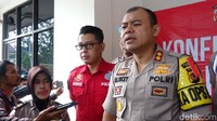 Untuk tersangka yang kita dapatkan ternyata adalah seorang anak di bawah umur juga. Inisial RN (17). Sudah tidak sekolah lagi, kata Kapolres Bogor AKBP Andi Moch Dicky. Sachril Agustin Berutu/detikcom.