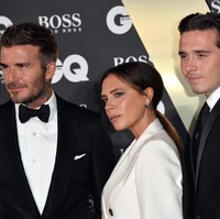 Lama tak terlihat bersama di karpet merah, keluarga David Beckham eksis lagi. Kali ini David muncul bareng istrinya, Victoria, dan putra bungsu mereka, Brooklyn, di ajang GQ Men of The Year Awards di London, Inggris, Selasa (3/9/2019) malam. (Foto: Jeff Spicer/Getty Images)