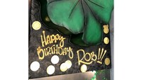 Kue Ulang Tahun Rob Kardashian Ke-32. Rob Kardashian berusia 32 tahun pada 17 Maret 2019. Rob diberikan kejutan dari Kim Kardashian dengan kue berbentuk daun semanggi berwarna hijau, dengan tulisan Happy Birthday Rob!!! Foto: Istimewa