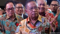 Salah satu ancaman yang terasa saat ini lewat maraknya fintech pinjaman online atau peer to peer lending yang tak teregistrasi alias ilegal.