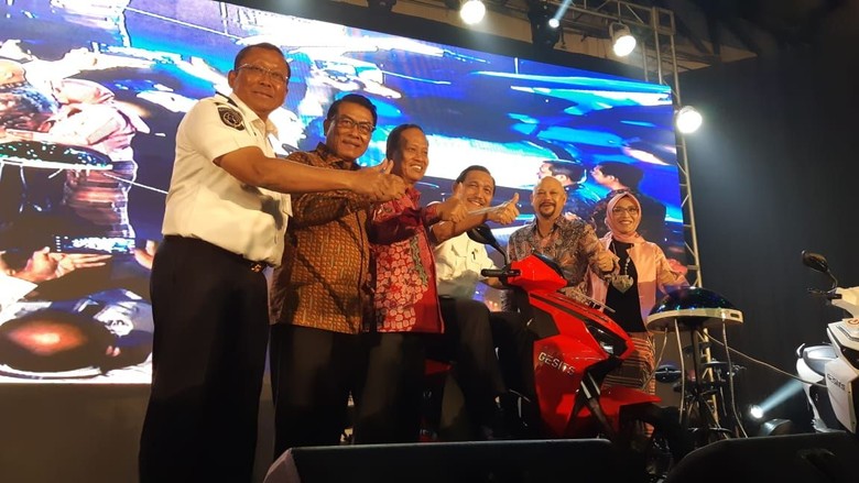 Pameran kendaraan listrik pertama di Indonesia. Foto: Ridwan Arifin Pameran kendaraan listrik pertama di Indonesia. Foto: Ridwan Arifin