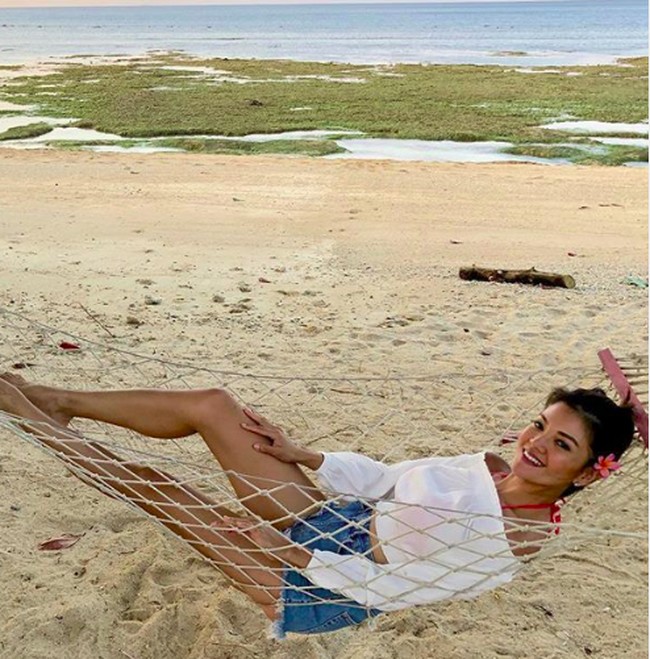 Chef cantik Farah Quinn selalu terlihat tampil modis dan menawan dengan kulit eksotisnya. Farah Quinn sendiri pernah mengaku bahwa dirinya lebih suka jika kulitnya berwarna sawo matang daripada putih. Foto: (farahquinnofficial/Instagram)