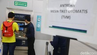 Mereka juga terus mendampingi para calon penumpang sejak membeli tiket.