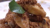 Serundeng kelapa yang gurih renyah jadi ciri khas serundeng ayam. Rasanya gurih manis sekaligus renyah. Cocok buat lauk sahur yang praktis. Langkah membuatnya ada di resep ini. Foto: Dok.Tastemade