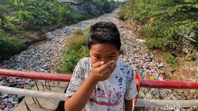 Potret Menjijikkan Lautan Sampah di Kali Jambe Bekasi
