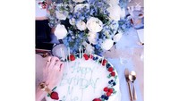 Kue Ulang Tahun MJ. Ibu dari Kris Jenner, Mary Jo merayakan ulang tahunnya di bulan Juli 2019. Dia mengadakan pesta yang dihadiri banyak anggota keluarganya. Kue ultahnya didekorasi krim putih dan buah segar diatasnya bertuliskan Happy Birthday MJ. Foto: Istimewa