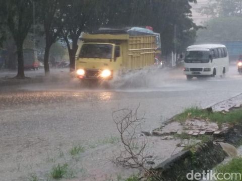 Hujan dan Angin Kencang di Kota Kisaran, Pohon-Tiang Listrik Tumbang
