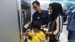Dirut MRT Bagi-bagi Pin di hari Pelanggan Nasional