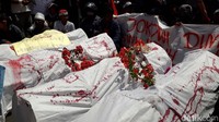 Mereka juga membawa 4 keranda sebagai simbol warga yang meninggal pada peristiwa 2007 silam.