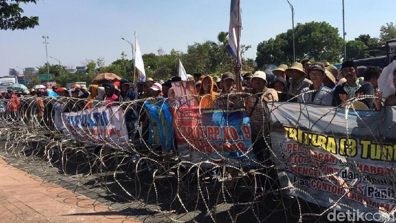 Petani Garam Pulau Madura Demo di Kantor Gubernur, Ini Tuntutannya Petani Garam Pulau Madura Demo di Kantor Gubernur, Ini Tuntutannya