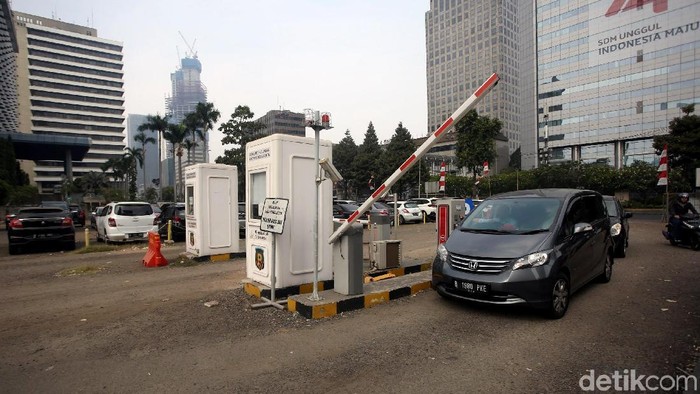 Pemprov DKI Jakarta akan mengubah park and ride Thamrin menjadi pusat kuliner. Meski begitu hingga kini area itu masih digunakan sebagai tempat parkir kendaraan.