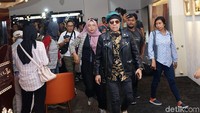 Bahkan ia sempat terjatuh di depan pintu keluar sebelum mengucapkan terimakasih pada awak media yang hadir. Pool/Palevi S/detikFoto.