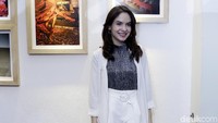 Steffi tampil dengan kemeja putih, blus abu-abu dan celana pendek putih. Pool/Ismail/detikFoto.