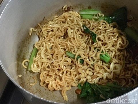 3 Langkah Mudah Racik Mie Instan ala Warkop Buat Sarapan