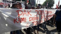 Ribuan datang ke kantor bupati dengan puluhan truk. Mereka membawa poster-poster tuntutan dan ratusan bendera merah putih.