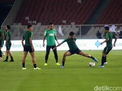 Para pemain Timnas Indonesia menjalani sesi latihan di Stadion GBK.