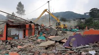 Petugas Satpol PP mulai membongkar bangunan tak berizin di kawasan Puncak, Cisarua, Kabupaten Bogor, Rabu (4/9/2019).