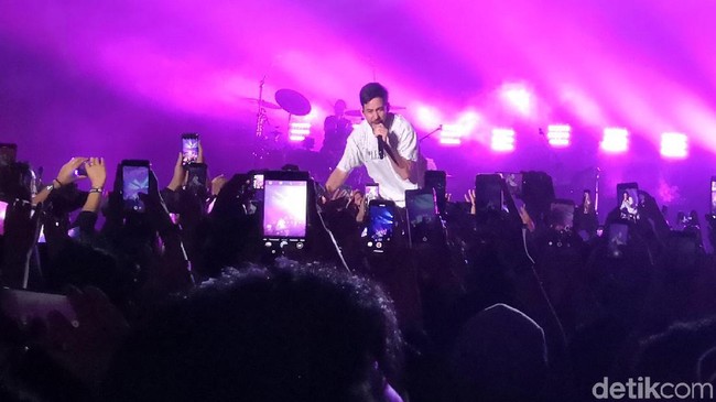 Haru Biru Penampilan Mike Shinoda di Jakarta