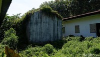 Saat memasuki perkampungan dengan rumah berderet itu, detikcom dihadapkan pada sebuah ruangan mirip dengan ruangan terbuka. Ruangan tersebut mirip dengan sanggar tari. Dengan atap seng dan kayu tua sebagai penyangga. Selain itu, terdapat tembok yang ada di sisi sebelah barat.