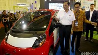 Menteri Koordinator Bidang Kemaritiman Luhut Binsar Panjaitan berkeliling pameran untuk melihat beragam kendaraan bermotor listrik yang dipamerkan di pagelaran tersebut.