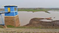 Akibat musim kemarau, waduk seluas 1.273 hektare dan memasok air ke lahan pertanian seluas 2.823 hektare tersebut mengalami penyusutan volume air dengan penurunan permukaan air waduk hingga mendekati batas bawah pada papan duga muka air. Foto: ANTARA FOTO/Siswowidodo
