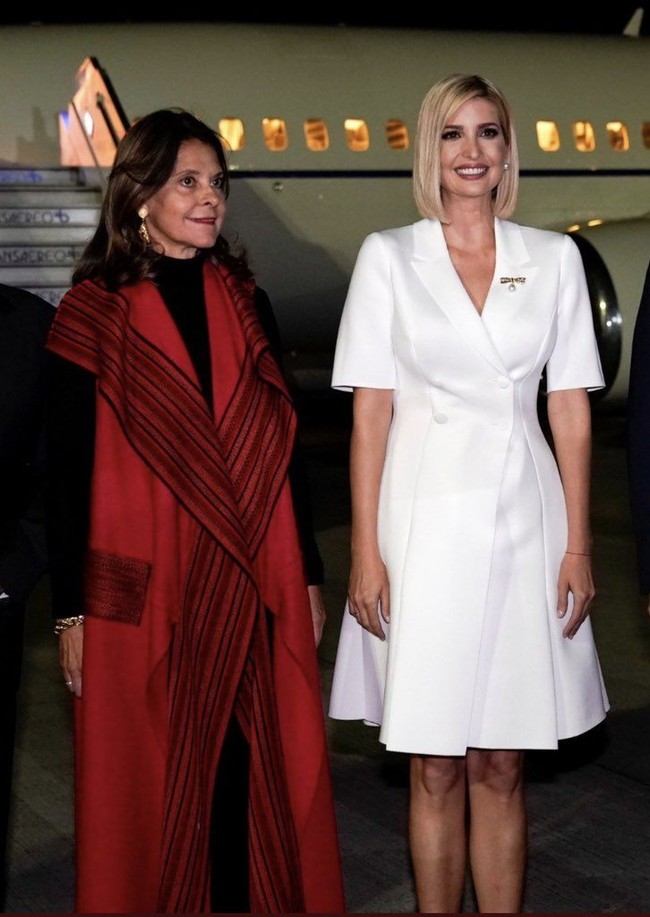 Ivanka Trump berfoto dengan Wakil Presiden Kolombia Marta Lucía Ramírez setiba di bandara Bogota. Dulu berambut panjang, Ivanka kini tampil dengan rambut pendek berpotongan bob. (Foto: Twitter/IvankaTrump)