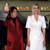 Ivanka Trump berfoto dengan Wakil Presiden Kolombia Marta Lucía Ramírez setiba di bandara Bogota. Dulu berambut panjang, Ivanka kini tampil dengan rambut pendek berpotongan bob. (Foto: Twitter/IvankaTrump)