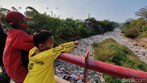 Kali Jambe penuh sampah (Isal Mawardi/detikcom)
