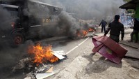 Sejumlah warga melakukan aksi tolak penggusuran Kampung Naringgul dengan membakar ban di Jalan Raya Puncak, Bogor, Jawa Barat, Rabu (4/9/2019). ANTARA FOTO/Yulius Satria Wijaya.