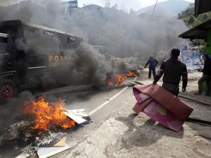 Satpol PP Mulai Bongkar Bangunan Usai Warga Bakar Ban di Puncak Bogor