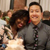 Pasangan beda warna kulit ini jadi viral setelah Clarence Tan menceritakan kisah cintanya di grup Facebook Subtle Asian Traits. Clarence Tan adalah seorang pria keturunan Hongkong dan Singapura yang tinggal di Amerika Serikat. Ia baru-baru ini menikah dengan pacarnya, Edna Sophia yang berasal dari Ghana, Afrika Barat. Foto: Facebook Edna Sophia