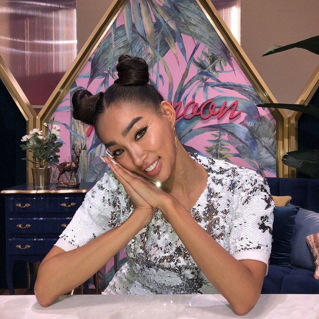 Banyak juga orang yang beranggapan jika penampilan uniknya merupakan hasil operasi plastik. Moon Gabi sendiri tak menampik jika ia pernah menjalani prosedur kecantikan. Foto: Instagram @iamchocobi